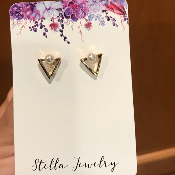 Jewelry - Pretty triangle pearl earrings